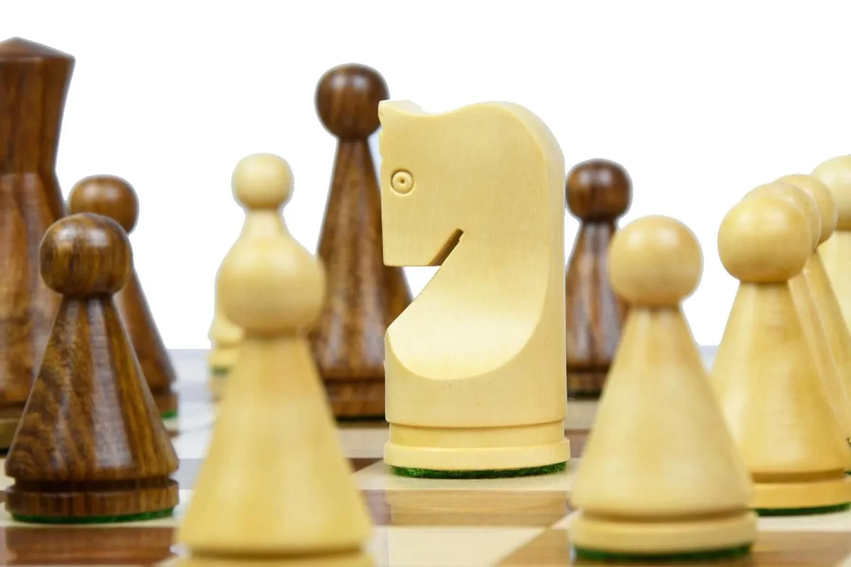 Jeu d'Échecs en Bois Sculpté – Image 5